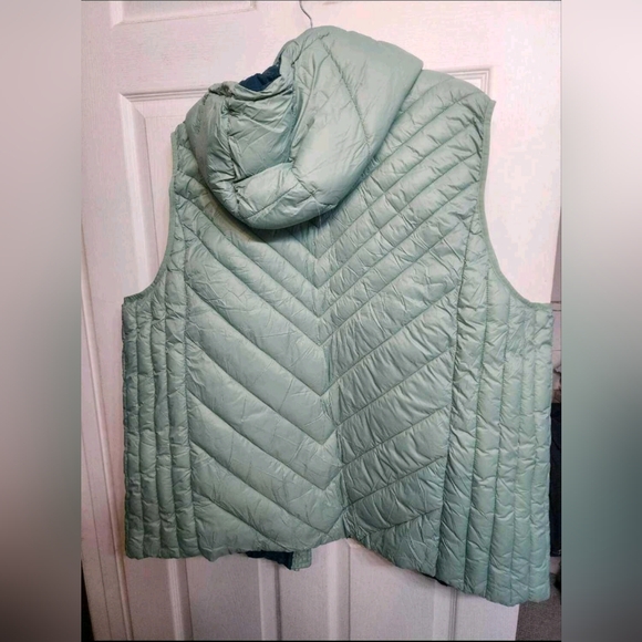 Pennington's Packable Puffer Vest - Picture 2 of 2